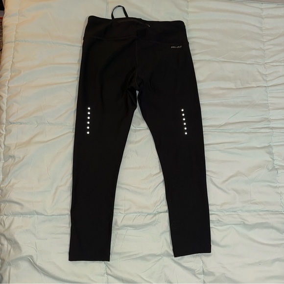 EUC Women’s Mid Rise Nike Leggings Size Small - Picture 2 of 6